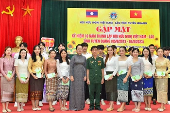 Tặng quà cho các sinh viên Lào đang học tập tại Trường Đại học Tân Trào tham gia lễ kỷ niệm 10 năm ngày thành lập Hội.