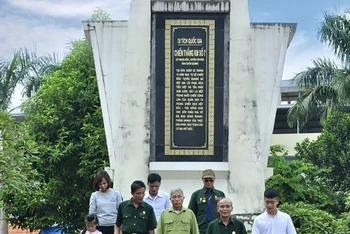 Cựu chiến binh và nhân dân xã Trung Môn, huyện Yên Sơn đến thăm di tích Bia chiến thắng Km7.