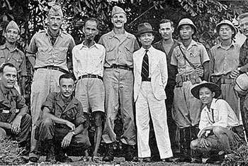 Chủ tịch Hồ Chí Minh và đồng chí Võ Nguyên Giáp cùng các thành viên của nhóm Con Nai ở Bắc Bộ Phủ, tháng 9/1945 (ảnh tư liệu).