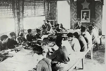 Chủ tịch Hồ Chí Minh chủ trì phiên họp Hội đồng Chính phủ tại thôn Lập Binh, xã Bình Yên, huyện Sơn Dương vào tháng 3/1951. (Ảnh tư liệu)