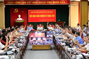 Đại biểu biểu quyết thông qua Nghị quyết Hội nghị giữa nhiệm kỳ Ban Chấp hành Đảng bộ tỉnh khóa 17.