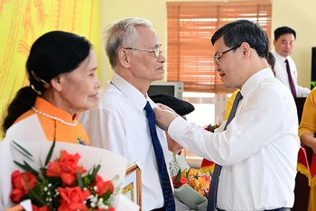Đồng chí Nguyễn Văn Sơn, Chủ tịch Ủy ban nhân dân tỉnh Tuyên Quang trao huy hiệu Đảng cho các đồng chí đảng viên tại phường Phan Thiết, thành phố Tuyên Quang.