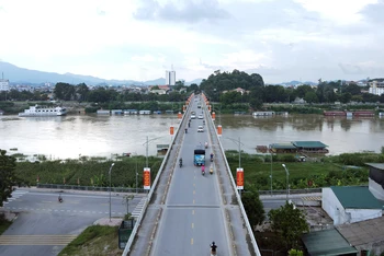 Cầu Nông Tiến bắc qua sông Lô, nối Quốc lộ 37 với tỉnh Thái Nguyên.