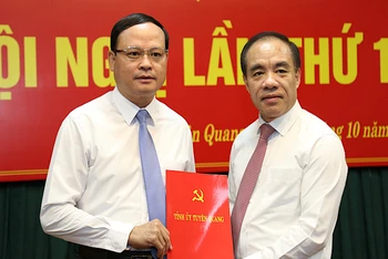 Bí thư Tỉnh ủy Tuyên Quang Chẩu Văn Lâm trao quyết định cho đồng chí Nguyễn Mạnh Tuấn.