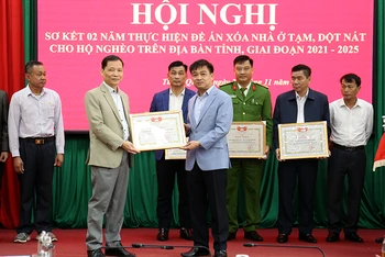 Đồng chí Nguyễn Hưng Vượng, Chủ tịch Ủy ban Mặt trận Tổ quốc Việt Nam tỉnh Tuyên Quang trao Bằng khen cho Văn phòng đại diện Báo Nhân Dân tại Tuyên Quang.