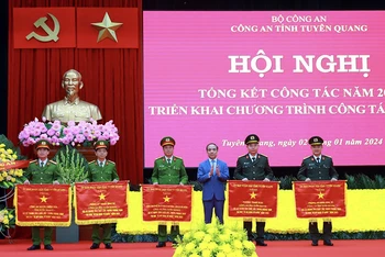 Đồng chí Chẩu Văn Lâm, Ủy viên Trung ương Đảng, Bí thư Tỉnh ủy, Trưởng Đoàn đại biểu Quốc hội tỉnh trao cờ thi đua của Ủy ban nhân dân tỉnh Tuyên Quang cho các tập thể.