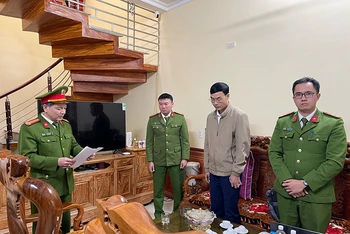 Đọc lệnh bắt đối tượng Nguyễn Văn Đoàn tại nơi cư trú.