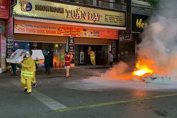 Tổ Liên gia an toàn phòng cháy, chữa cháy tại tổ 16, phường Tân Quang, thành phố Tuyên Quang diễn tập di chuyển đồ đạc ra khỏi nơi xảy ra cháy.