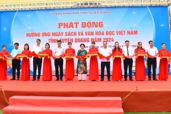 Các đại biểu cắt băng khai mạc Ngày Sách và Văn hóa đọc Việt Nam tỉnh Tuyên Quang năm 2024.