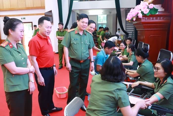 Lãnh đạo Công an tỉnh Tuyên Quang và Hội Chữ thập đỏ tỉnh động viên cán bộ chiến sĩ tham gia hiến máu. 