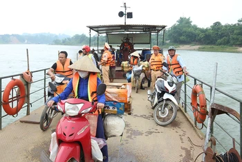 Cán bộ Đội Cảnh sát đường thủy, Phòng Cảnh sát giao thông Công an tỉnh Tuyên Quang tuyên truyền luật an toàn giao thông đường thủy đến người dân.