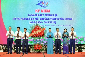 Các đồng chí lãnh đạo tỉnh Tuyên Quang tặng hoa chúc mừng lãnh đạo Sở Tài nguyên và Môi trường tỉnh.