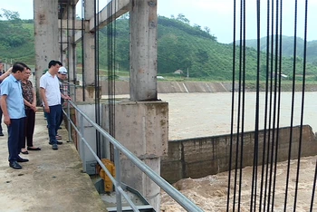 Ban chỉ huy Phòng chống thiên tai và Tìm kiếm cứu nạn tỉnh Tuyên Quang kiểm tra công tác xả lũ tại các thủy điện.