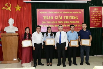 Lãnh đạo Ban Tuyên giáo Tỉnh ủy, Hội Nhà báo, Báo Tuyên Quang trao giải A cho các tác giả, nhóm tác giả.