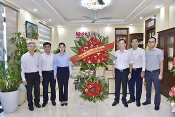 Các đồng chí lãnh đạo tỉnh Tuyên Quang tặng hoa chúc mừng Văn phòng đại diện Báo Nhân Dân tại Tuyên Quang.
