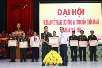 Đồng chí Hoàng Việt Phương, Phó Chủ tịch Ủy ban nhân dân tỉnh tặng Bằng khen cho các cá nhân có thành tích xuất sắc.