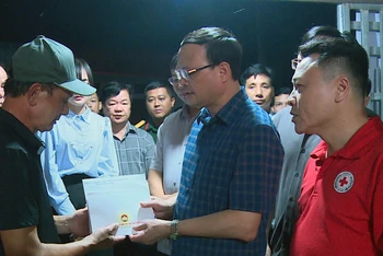 Phó Chủ tịch Ủy ban nhân dân tỉnh Nguyễn Mạnh Tuấn, trao hỗ trợ của tỉnh Tuyên Quang cho gia đình nạn nhân ở thôn Phiêng Ngàm, xã Sinh Long, huyện Na Hang.