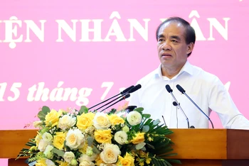 Đồng chí Chẩu Văn Lâm, Ủy viên Trung ương Đảng, Bí thư Tỉnh ủy, Trưởng Đoàn đại biểu Quốc hội tỉnh Tuyên Quang phát biểu tại hội nghị.