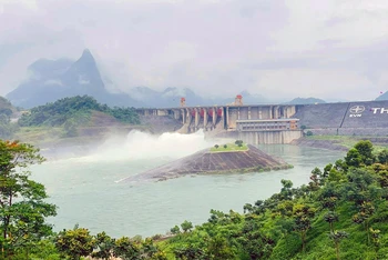 Hồ thủy điện Tuyên Quang mở cửa 1 xả đáy.