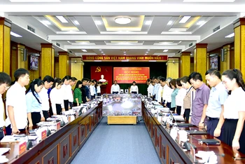 Các đại biểu dự hội nghị ở các điểm cầu đã dành phút mặc niệm tưởng nhớ Tổng Bí thư Nguyễn Phú Trọng.