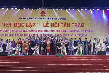 Tiết mục văn nghệ mang đậm bản sắc dân tộc tại chương trình khai mạc.