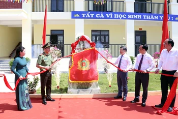 Thượng tướng Lương Tam Quang, Bộ trưởng Công an cùng các đại biểu thực hiện nghi lễ khánh thành công trình Trường trung học cơ sở Minh Thanh. 