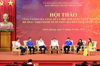 Lãnh đạo Ban Chỉ đạo chuyển đổi số tỉnh và đại biểu đối thoại tại Hội thảo.