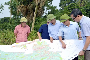 Lãnh đạo UBND tỉnh và các sở, ngành kiểm tra bản đồ quy hoạch khu dân cư thôn Đán Khao, xã Chiêu Yên, huyện Yên Sơn. 