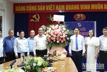Lãnh đạo thành phố Đà Nẵng thăm, chúc mừng Cơ quan thường trực Báo Nhân Dân tại Đà Nẵng.