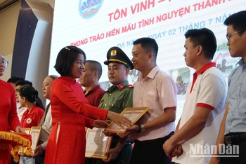 Trao tặng Bằng khen của Hội Chữ thập đỏ Việt Nam cho các cá nhân, gia đình.