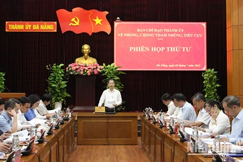 Đồng chí Nguyễn Văn Quảng phát biểu tại phiên họp.