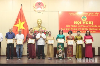 Những cá nhân đạt "Người cao tuổi làm kinh tế giỏi" được Trung ương Hội trao tặng danh hiệu 