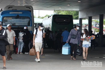 Bến xe đón người dân, học sinh trở lại Đà Nẵng