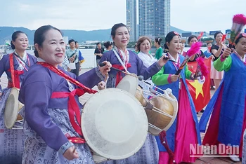 Các nghệ sĩ biểu diễn dọc khu vực đi bộ ven sông Hàn.