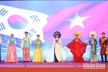 Trình diễn trang phục truyền thống Việt Nam-Hàn Quốc.
