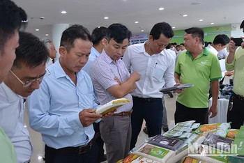 Đại biểu tham quan các sản phẩm nông nghiệp.