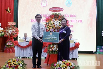 Phó Chủ tịch Hội Khuyến học Việt Nam Phạm Thị Hòe trao tặng học bổng.