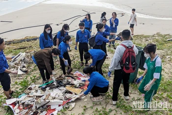 Đoàn viên, thanh niên dọn vệ sinh bãi biển.