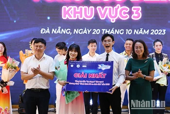 Trao giải Nhất cho Câu lạc bộ Nghệ thuật Sóng 20.