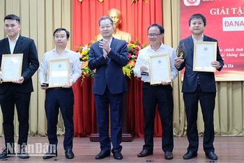 Ủy viên Trung ương Đảng, Bí thư Thành ủy Đà Nẵng Nguyễn Văn Quảng trao giải A cho nhóm tác giả và 2 tập thể xuất sắc.