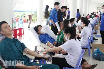 Đoàn viên, thanh niên tham gia hiến máu tại Ngày hội