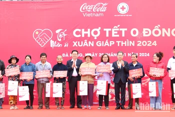 Đồng chí Nguyễn Trọng Nghĩa và Nguyễn Văn Quảng trao quà tặng các hộ nghèo tại chương trình "Chợ Tết 0 đồng".