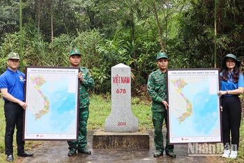 Tặng bản đồ Việt Nam tại cột mốc 678 tại xã A Nông.