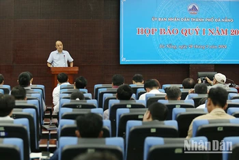 Phó Chủ tịch UBND thành phố Đà Nẵng Lê Quang Nam thông tin tại họp báo.