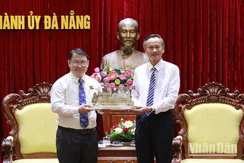 Đà Nẵng tặng quà lưu niệm Đoàn đại biểu Nhà xuất bản và Phát hành sách quốc gia Lào.