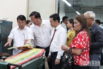 Nhà xuất bản và Phát hành sách Quốc gia Lào tham quan xưởng In Báo Nhân dân
