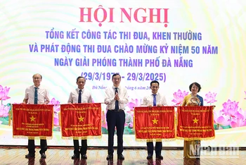 Trao tặng Cờ thi đua của Chính phủ năm 2022 cho 4 tập thể dẫn đầu phong trào thi đua yêu nước.