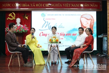 Đại diện các mẹ, con và đơn vị giao lưu, chia sẻ về mô hình.