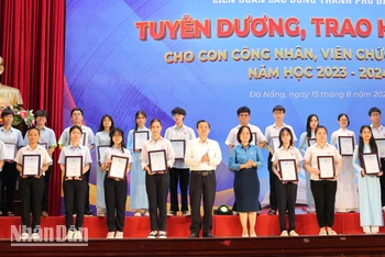 Tuyên dương, trao học bổng cho các em học sinh