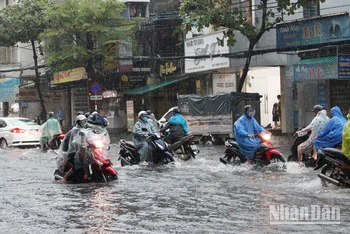 Đường Đống Đa ngập vào sáng sớm gây khó khăn cho xe cộ di chuyển.